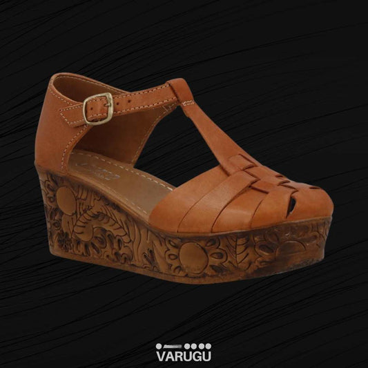 Sandalias de piel con diseño en tacón corrido